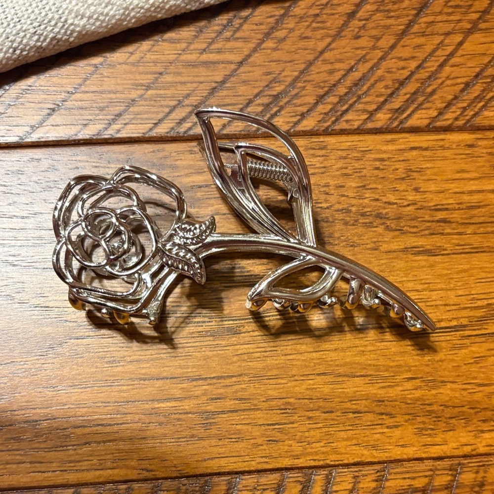target silver rose claw clip/ nwot